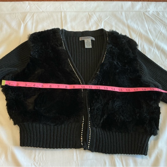 Black Faux Fur Cropped Sweater
Juniors Size XL
Women around Size 4 - Picture 5 of 6